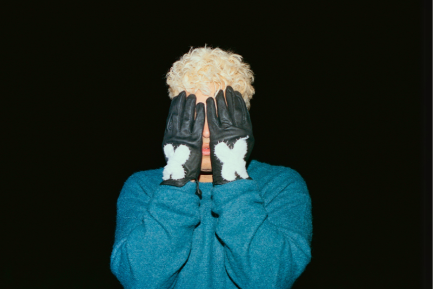Alexxander rejoint Reach Records et dévoile "Tres Deseos"